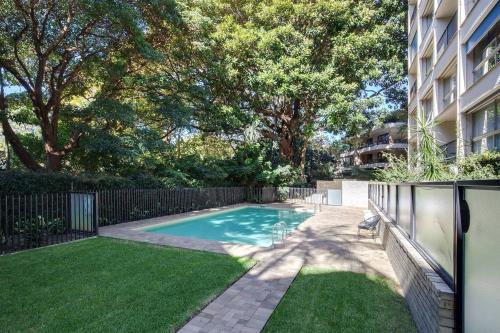 'Aquarius Rising' Poolside in Rushcutters Bay - image 14
