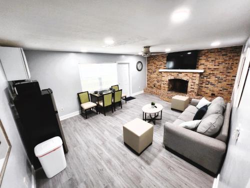 Cheerful Super Suite + 2 Queen + Sofa Bed Minutes from the Airport! in Tampa, USA
