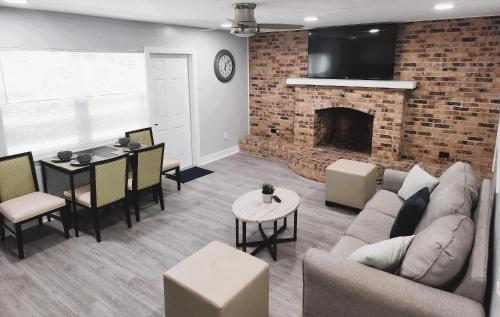 Cheerful Super Suite + 2 Queen + Sofa Bed Minutes from the Airport! in Tampa, USA