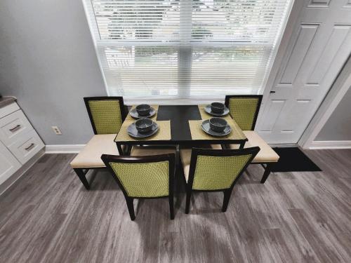 Cheerful Super Suite + 2 Queen + Sofa Bed Minutes from the Airport! in Tampa, USA