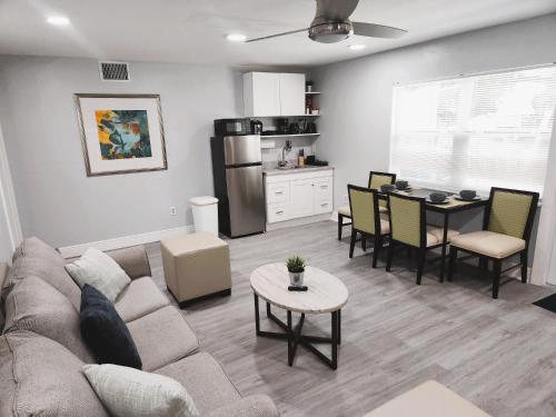 Cheerful Super Suite + 2 Queen + Sofa Bed Minutes from the Airport! in Tampa, USA