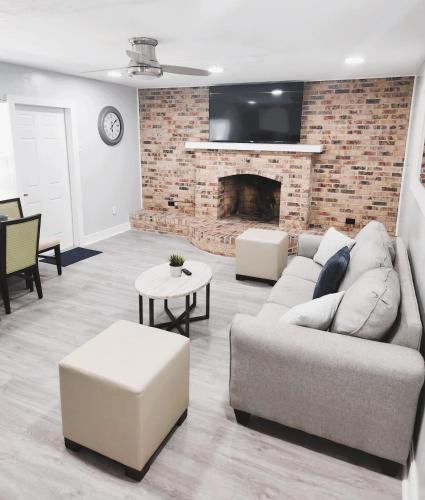 Cheerful Super Suite + 2 Queen + Sofa Bed Minutes from the Airport! in Tampa, USA