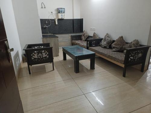 Loomstay 2BHK Apartment- Medicity Hospital