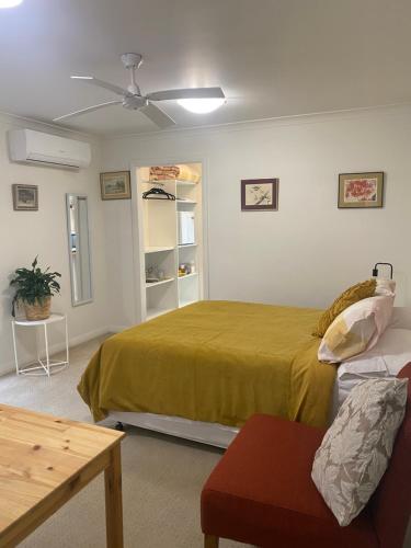 B&B Yass - Private Room with Ensuite - Bed and Breakfast Yass