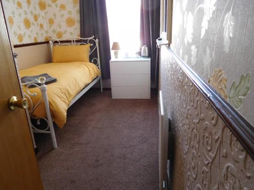 Single Room with Private Bathroom image 3