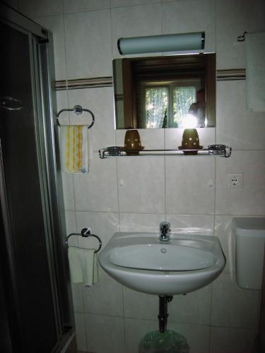 Small One-Bedroom Apartment (2 Adults)