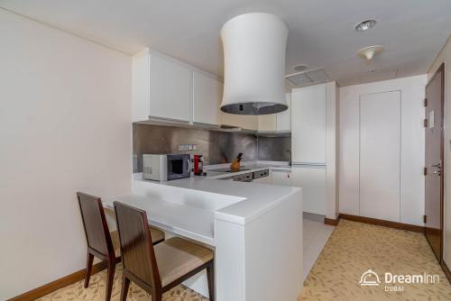 Dream Inn Apartments - Upgraded Studios Connected to Dubai Mall - image 4