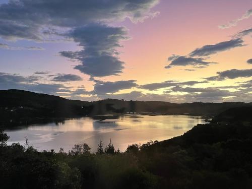 Moonriver Cottage, Prime Lagoon Views & Solar Power