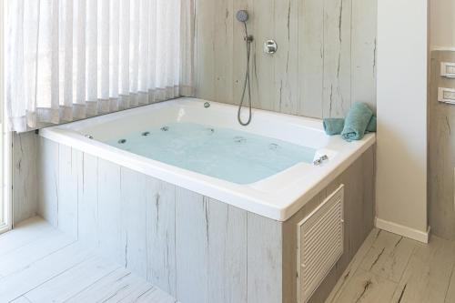 בית חוף מושלם עם גקוזי ומרפסת - Beachside Bliss W jacuzzi, Haifa (fotografie 4)