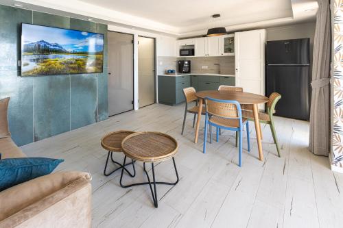 בית חוף מושלם עם גקוזי ומרפסת - Beachside Bliss W jacuzzi, Haifa (fotografie 6)