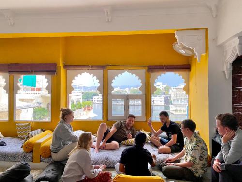 Shared lounge/TV area, Hostel Mantra in Udaipur