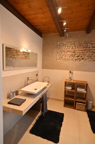 حمام, CA CENTOSA ARTISTIC HOUSE villa storica ristrutturata con patio e giardino in سيتاديلا
