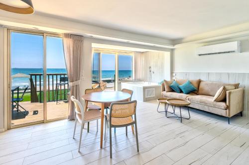 בית חוף מושלם עם גקוזי ומרפסת - Beachside Bliss W jacuzzi, Haifa (fotografie 5)
