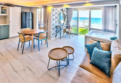בית חוף מושלם עם גקוזי ומרפסת - Beachside Bliss W jacuzzi, Haifa