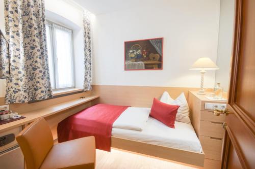 Small Single Room image 7