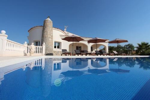 Villa with private swimming pool and coast views! Casa Valle del sol