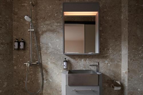 room detail thumbnail 2