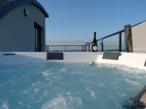 Maison contemporaine avec vue mer, piscine intérieure, classée 5 étoiles