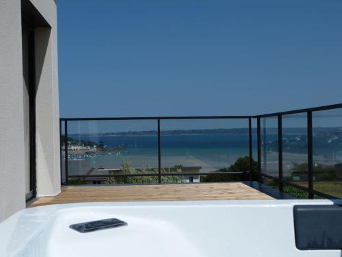 Maison contemporaine avec vue mer, piscine intérieure, classée 5 étoiles