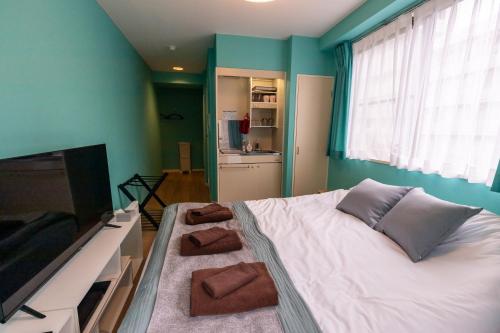 1 double bed, 1 futon bed