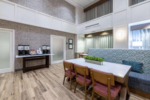 Hampton Inn & Suites Casper - image 14
