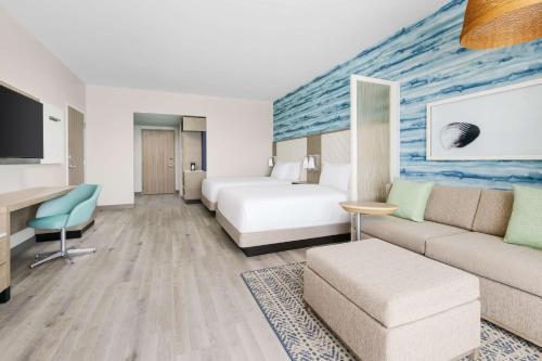 487592683 Hyatt Place Panama City Beach - Beachfront