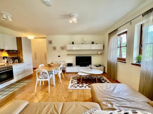 2 Bedroom Ski in Ski Out in Bach, Österreich