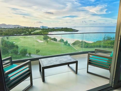 ゴルフコース（敷地内）, Mullet Bay Suites - Your Luxury Stay Awaits in ロウランズ