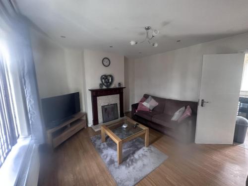 Immaculate 3-Bed House in Walsall in Bloxwich