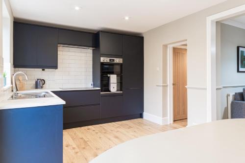 Konyha, Comfortable 5-Bedroom House in Cheltenham in Charlton Kings