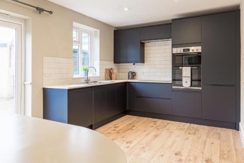 Konyha, Comfortable 5-Bedroom House in Cheltenham in Charlton Kings