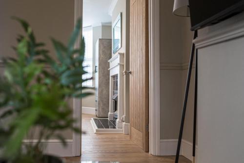 Comfortable 5-Bedroom House in Cheltenham in Charlton Kings