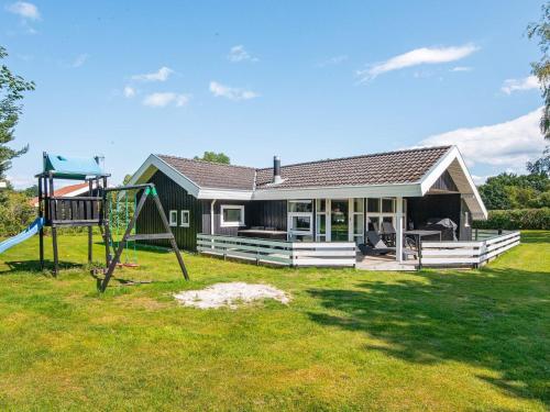  8 person holiday home in Glesborg, Pension in Fjellerup