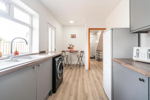 2 Vehicle Private Parking, Aseda 4 Bedroom Game Zone -Pool Table, Garden Home - 킹스턴어폰헐