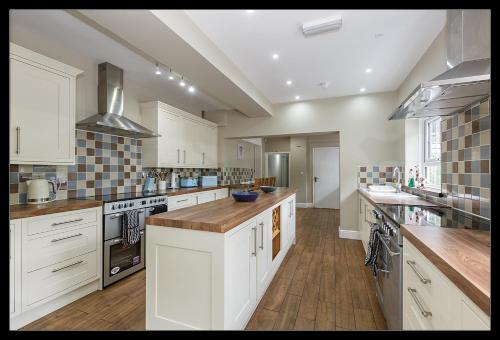 Stubbs House, Loddon, sleeps 20, 2 hot tubs in Loddona