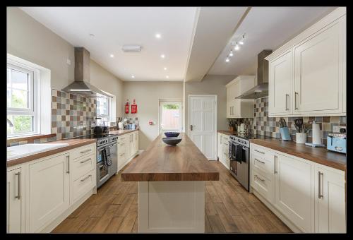Stubbs House, Loddon, sleeps 20, 2 hot tubs in Loddona