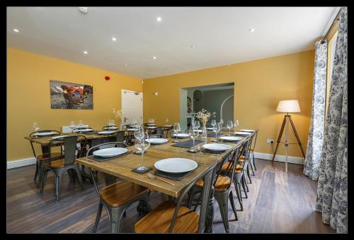 Stubbs House, Loddon, sleeps 20, 2 hot tubs in Loddona