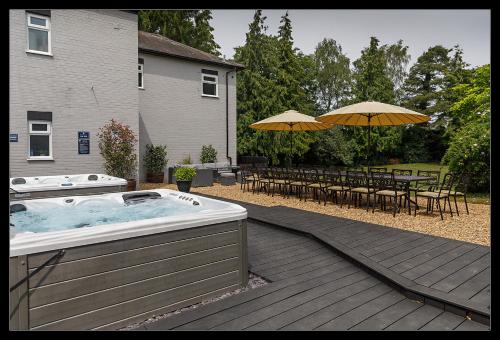Stubbs House, Loddon, sleeps 20, 2 hot tubs in Loddona