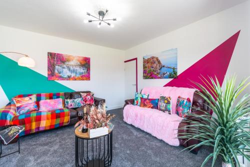 B&B Kingston upon Hull - Aseda 4 BedRoom Private Parking, Game Zone -Pool table, Garden Home - Bed and Breakfast Kingston upon Hull