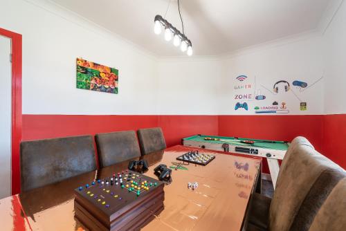 Aseda 4 BedRoom Private Parking, Game Zone -Pool table, Garden Home