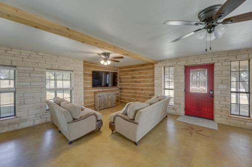 Elgin Retreat at Charming Country Cabin! in Elgin, USA