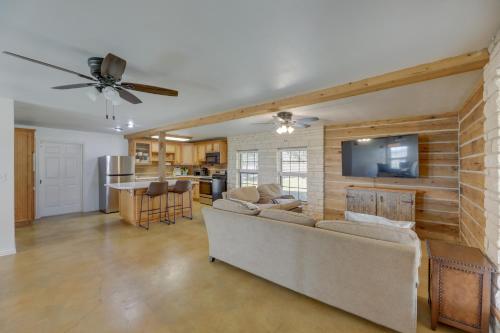 Elgin Retreat at Charming Country Cabin! in Elgin, USA