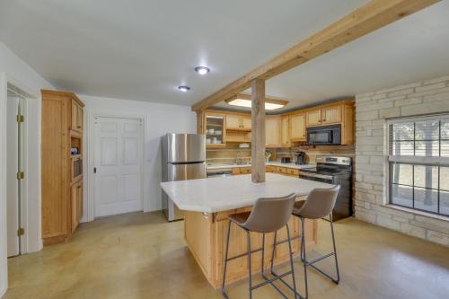 Elgin Retreat at Charming Country Cabin! in Elgin, USA