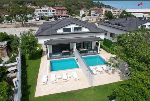 3 bedrooms, 5 beds