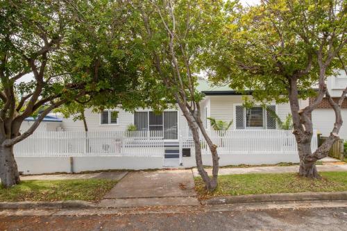 Blissful Merewether Beach Cottage - A Coastal Gem