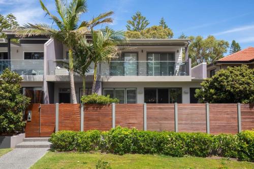 Clifftop on Cowlishaw - A Redhead Beach Retreat