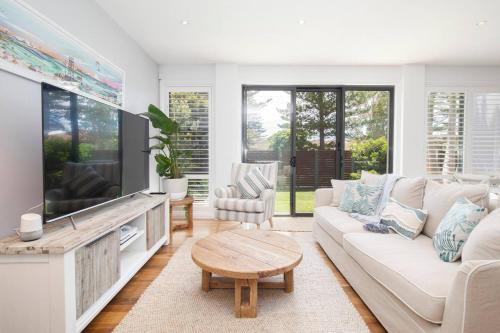 Clifftop on Cowlishaw - A Redhead Beach Retreat