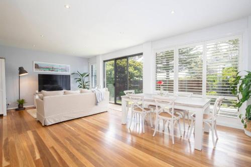 Clifftop on Cowlishaw - A Redhead Beach Retreat