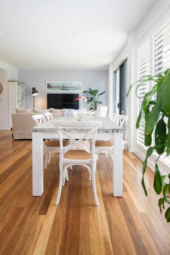 Clifftop on Cowlishaw - A Redhead Beach Retreat