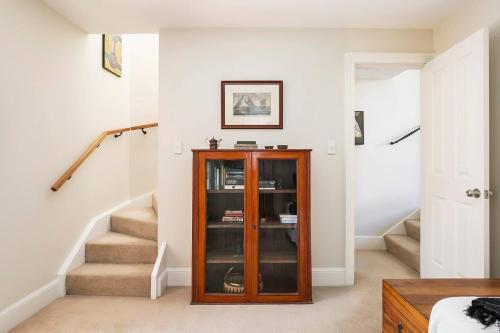 Elegant Vintage Terrace with Harbour Bridge Views - image 12